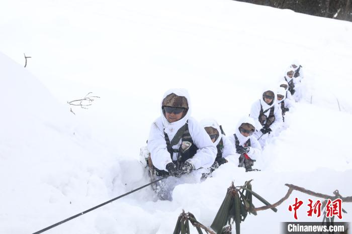 圖為依靠纜繩攀爬?！铎o 攝