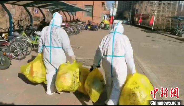 收集垃圾。　鐵西區(qū)委宣傳部 攝