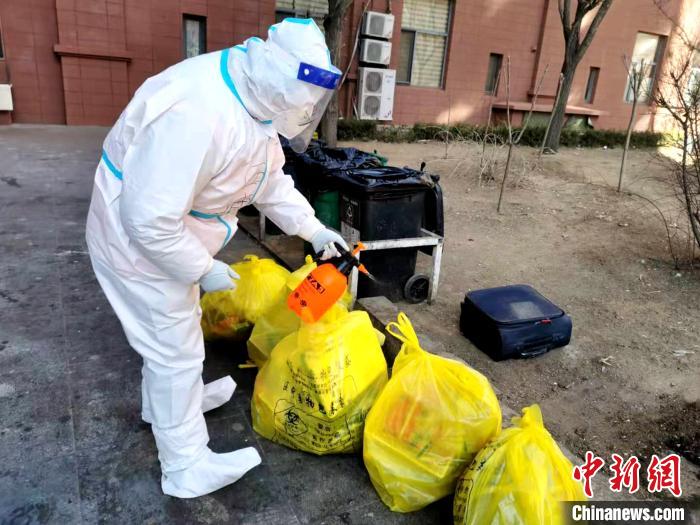 給垃圾做消殺?！¤F西區(qū)委宣傳部 攝