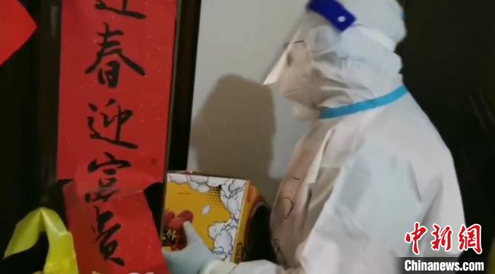 為封閉在家居民送快遞?！¤F西區(qū)委宣傳部 攝