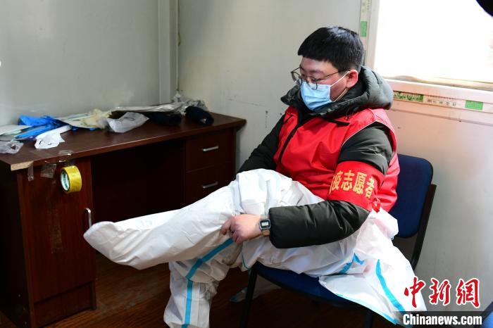 穿防護服。　鐵西區(qū)委宣傳部 攝