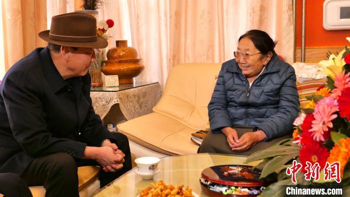 西藏自治區(qū)黨委統(tǒng)戰(zhàn)部部長(zhǎng)旦科一行慰問(wèn)黨外人士、愛(ài)國(guó)宗教人士及歸國(guó)藏胞