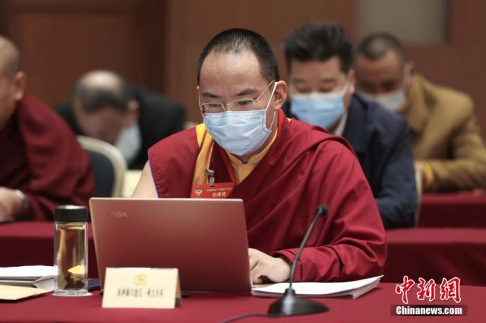 3月9日上午，全國政協(xié)十三屆四次會議舉行小組會議，討論“兩高”工作報告，審議各項決議和報告草案。圖為北京友誼賓館宗教界別委員小組會議現(xiàn)場，全國政協(xié)常委、中國佛教協(xié)會副會長、中國佛教協(xié)會西藏分會會長班禪額爾德尼·確吉杰布參加討論。<a target='_blank' ><p  align=