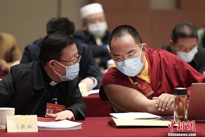 3月9日上午，全國政協(xié)十三屆四次會議舉行小組會議，討論“兩高”工作報告，審議各項決議和報告草案。圖為北京友誼賓館宗教界別委員小組會議現(xiàn)場，全國政協(xié)常委、中國佛教協(xié)會副會長、中國佛教協(xié)會西藏分會會長班禪額爾德尼·確吉杰布(右)與全國政協(xié)常委、中國天主教主教團主席馬英林(左)交流。<a target='_blank' ><p  align=