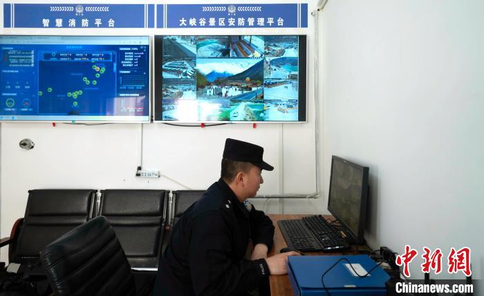 西藏移民管理警察:“護(hù)游警務(wù)”創(chuàng)建平安景區(qū)