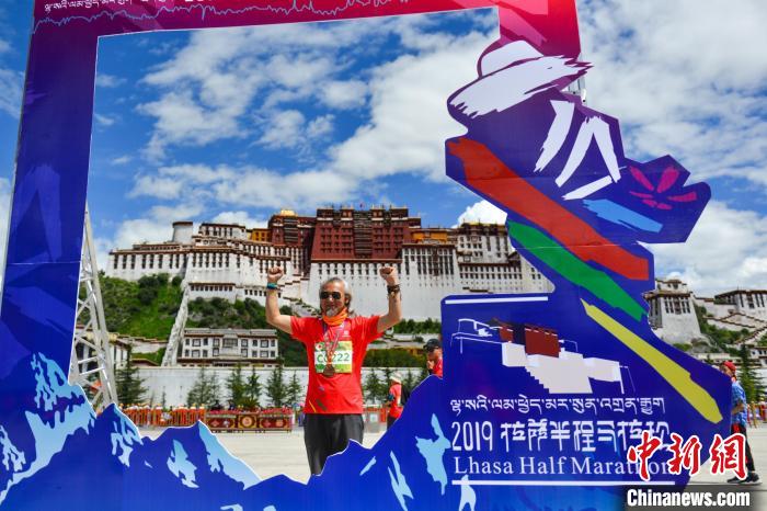 資料圖為2019年8月18日，拉薩舉行半程馬拉松賽?！〗w波 攝
