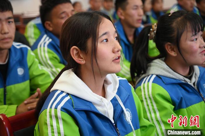 圖為學(xué)生在聆聽(tīng)授課。