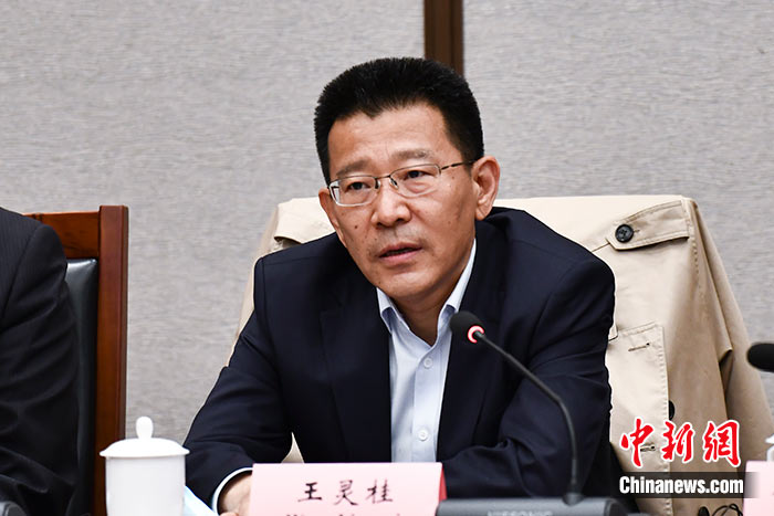 5月16日，由中國社會科學(xué)院西藏智庫、中國社會科學(xué)院民族學(xué)與人類學(xué)研究所主辦的第五屆西藏智庫國際論壇在北京舉行。中國社會科學(xué)院副院長王靈桂在致辭中表示，今年是西藏和平解放70周年，西藏人民團(tuán)結(jié)奮斗，把貧窮落后的舊西藏建設(shè)成經(jīng)濟(jì)發(fā)展、文化繁榮、社會進(jìn)步、環(huán)境良好、生活幸福的社會主義新西藏，西藏歷史上第一次徹底消滅了絕對貧困，同全國人民一起，西藏各族人民已經(jīng)走進(jìn)全面建成小康社會的新時(shí)代，進(jìn)入歷史發(fā)展的新坐標(biāo)。 <a target='_blank' ><p  align=