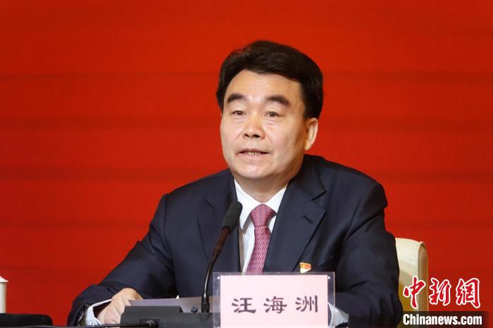 汪海洲在發(fā)布會上介紹西藏自治區(qū)黨史學(xué)習(xí)教育開展情況?！∪轿木?攝