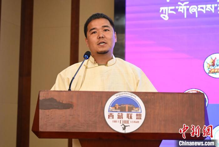 圖為西藏街舞聯(lián)盟常務(wù)副主任朗卡旺青致辭?！≮w朗 攝