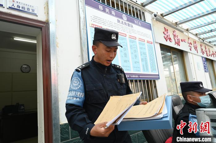 圖為洛桑朗嘎向記者展示卷宗?！≮w朗 攝