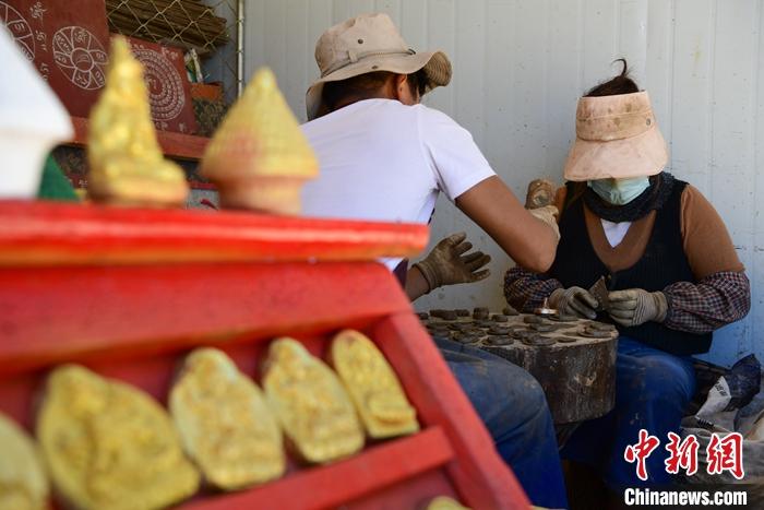 圖為6月14日，拉薩的手工藝人制作“擦擦”。 <a target='_blank' ><p  align=