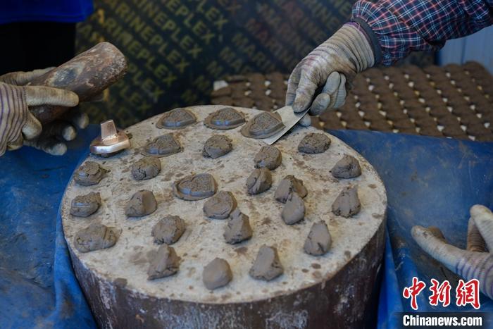 6月14日，拉薩的手工藝人制作“擦擦”。 <a target='_blank' ><p  align=