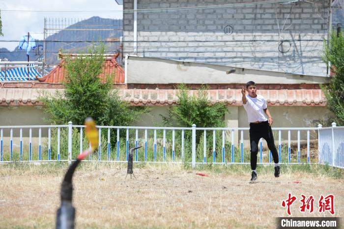 圖為西藏自治區(qū)拉薩市賽馬場內(nèi)市民在體驗“打牛角”項目?！∝暩聛硭?攝