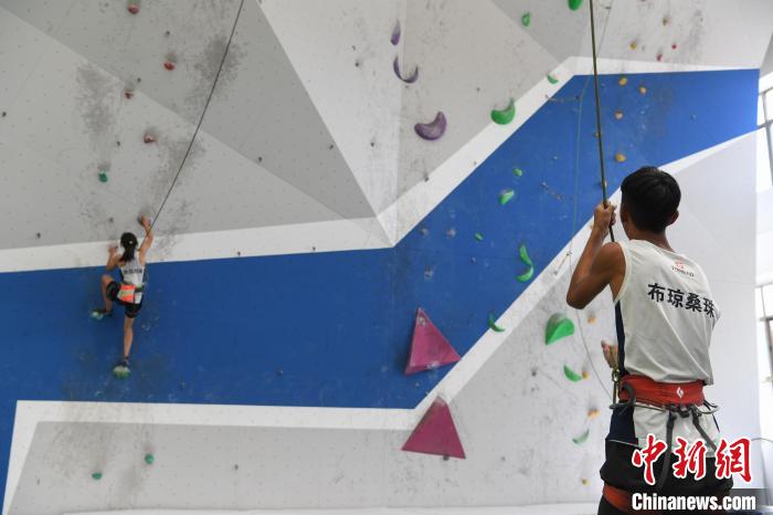 圖為西藏登山體驗健身訓練館內(nèi)登山隊員在體驗攀巖項目?！∝暩聛硭?攝