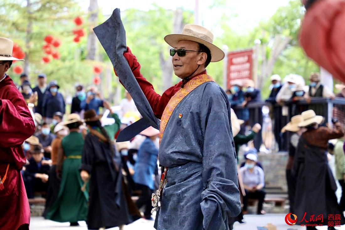 拉薩市民在宗角祿康公園跳鍋莊舞。人民網(wǎng) 次仁羅布攝