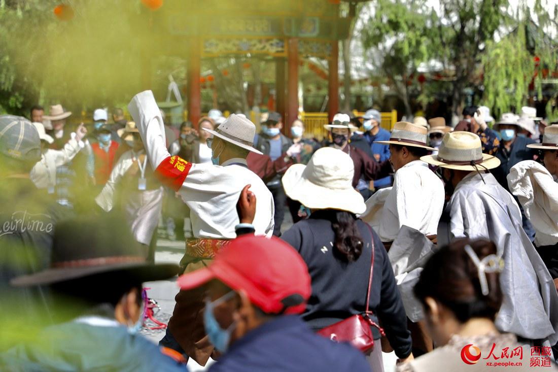 拉薩市民在宗角祿康公園跳鍋莊舞。人民網(wǎng) 次仁羅布攝