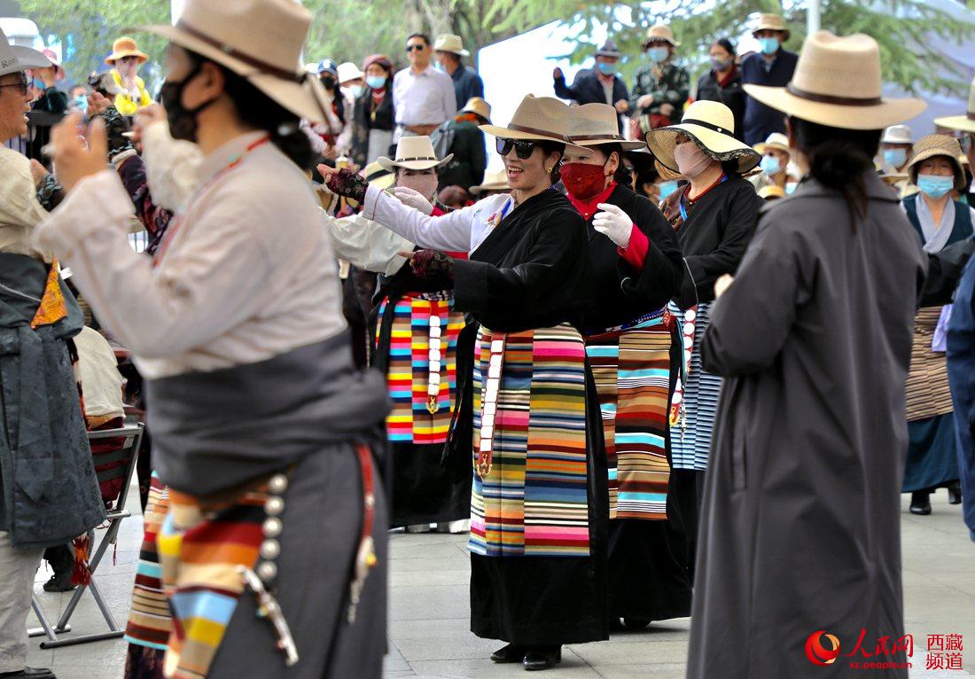 拉薩市民在宗角祿康公園跳鍋莊舞。人民網(wǎng) 次仁羅布攝