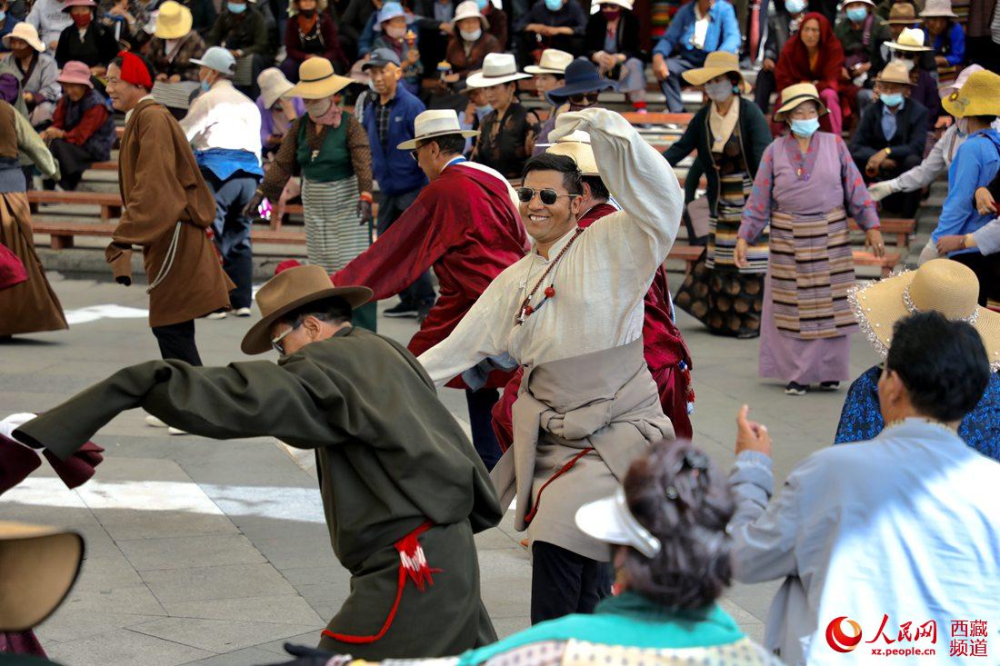 拉薩市民在宗角祿康公園跳鍋莊舞。人民網(wǎng) 次仁羅布攝
