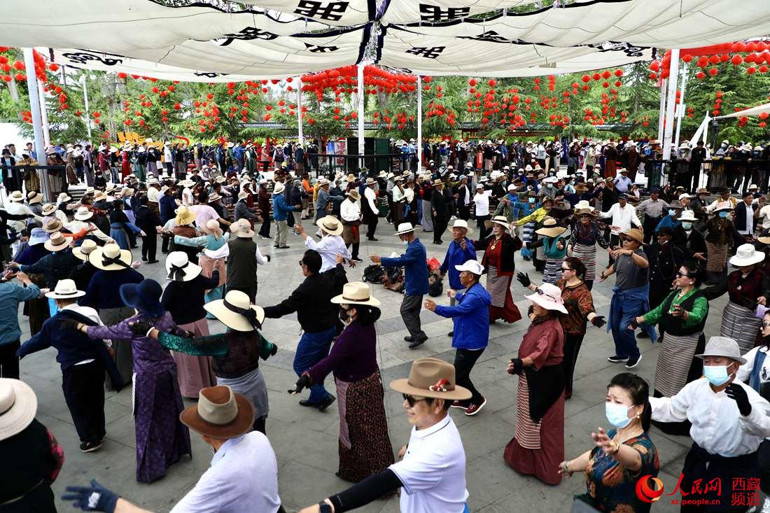 拉薩市民在宗角祿康公園跳鍋莊舞。人民網(wǎng) 次仁羅布攝