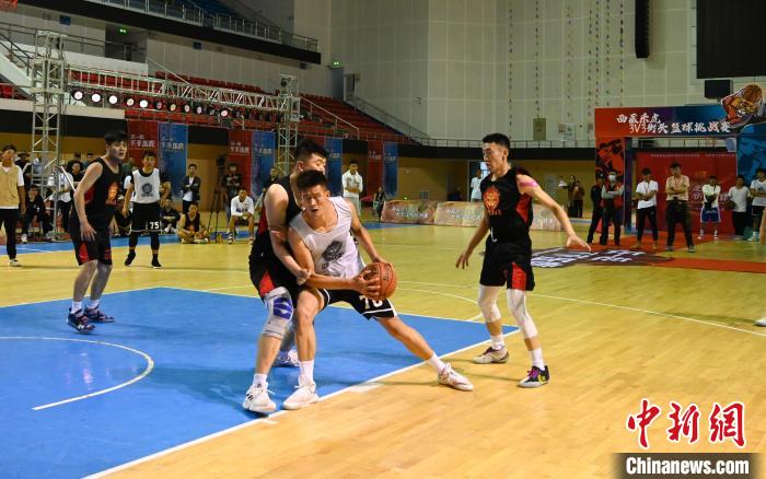 圖為西藏美康隊(白色球衣)對決雪域兄弟隊?！≮w朗 攝