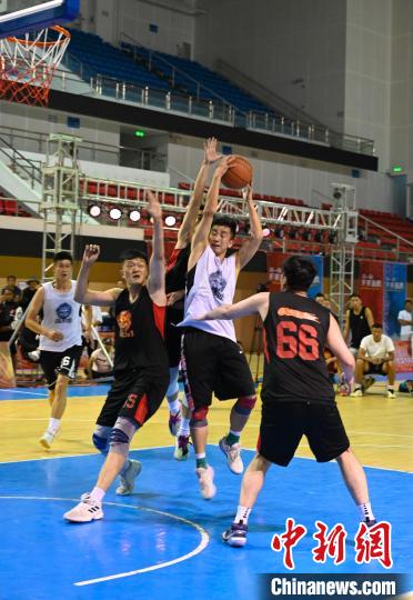 圖為西藏美康隊(duì)(白色球衣)對(duì)決雪域兄弟隊(duì)?！≮w朗 攝