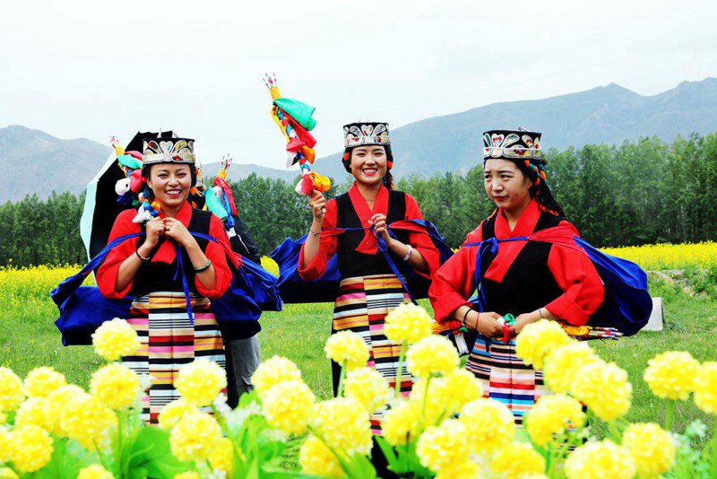 笑靨如花的群眾。洛?？酥閿z