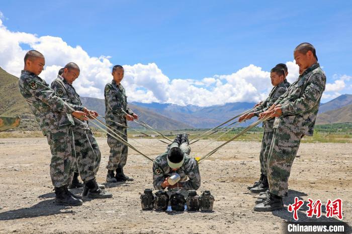 圖為荊棘排雷訓(xùn)練?！⊥踔緜?攝