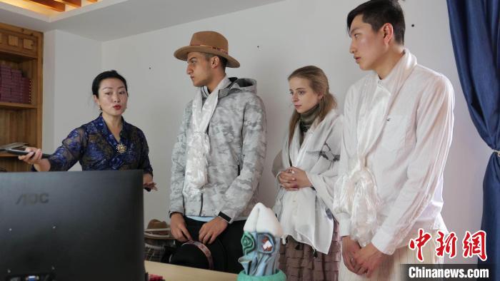 圖為圖為主播白瑪旺姆為留學(xué)生介紹直播流程?！≈x牧 攝