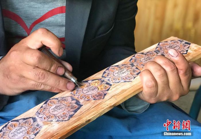 圖為7月14日，普松雕刻技藝傳承人嘎瑪曲扎正在家中進(jìn)行創(chuàng)作。 <a target='_blank' ><p  align=