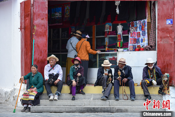 7月24日，轉經(jīng)老人在拉薩八廓街上休息。 <a target='_blank' ><p  align=