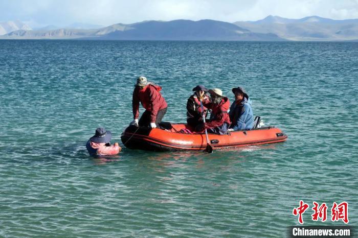 科考隊員乘充氣快艇考察扎日南木錯歸來?！?lt;a target='_blank' ><p  align=
