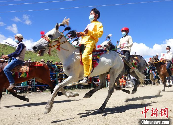 圖為打隆物交會期間舉辦的賽馬活動?！∪轿木?攝