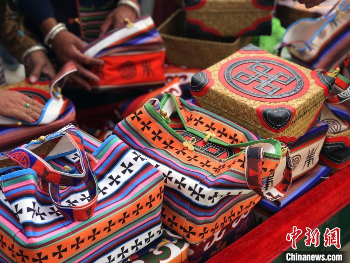 圖為打隆物交會上售賣的民族手工藝品。　冉文娟 攝