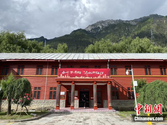 波密紅樓。彭寧鈴 攝