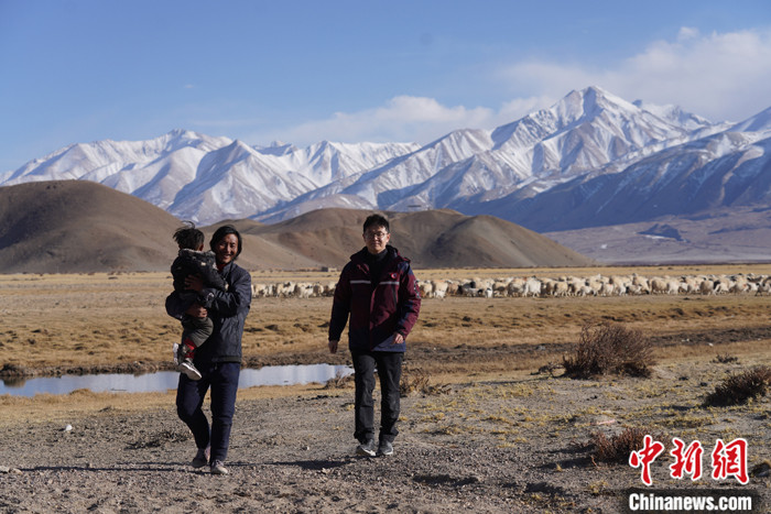 資料圖為4月29日，王克明在西藏自治區(qū)阿里地區(qū)噶爾縣義診。 <a target='_blank' ><p  align=