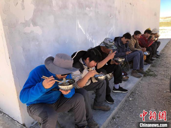 科考隊員在高原湖泊岸邊進(jìn)餐?！?lt;a target='_blank' ><p  align=