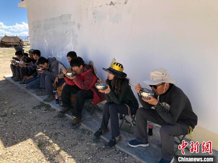 科考隊員在高原湖泊岸邊進(jìn)餐?！?lt;a target='_blank' ><p  align=