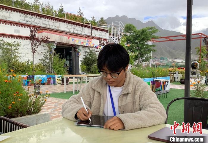 “Z世代”旦真旺加認(rèn)為，拉薩是一座開(kāi)放與包容的城市，記憶中的拉薩是彩色的。2021年，旦真旺加從浙江大學(xué)漢語(yǔ)言文學(xué)專(zhuān)業(yè)畢業(yè)后，他選擇回到拉薩，成為一名漢語(yǔ)文實(shí)習(xí)助教。圖為8月4日，旦真旺加在課間陪學(xué)生玩耍。 <a target='_blank' ><p  align=