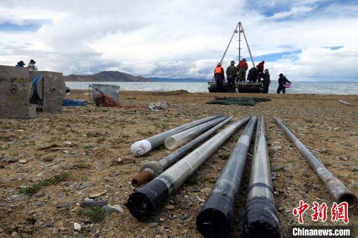 科考隊(duì)員從巴木錯(cuò)采集的科研樣品。　<a target='_blank' ><p  align=