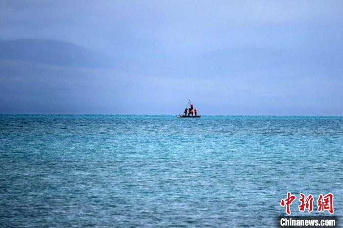 從岸邊營(yíng)地以長(zhǎng)焦鏡頭遠(yuǎn)眺，科考隊(duì)員在巴木錯(cuò)作業(yè)?！?lt;a target='_blank' ><p  align=