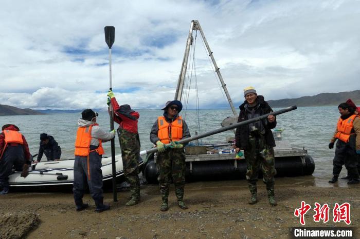 科考隊(duì)員從巴木錯(cuò)采樣歸來?！?lt;a target='_blank' ><p  align=