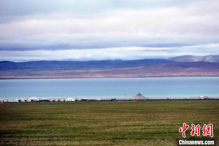 西藏安多縣茲格塘錯岸邊帳篷林立，旅游業(yè)發(fā)展勢頭良好。　<a target='_blank' ></p><p  align=