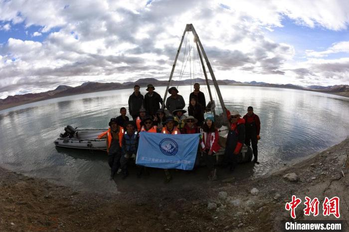 科考隊員在結(jié)則茶卡湖岸邊合影?！?lt;a target='_blank' ></p><p  align=