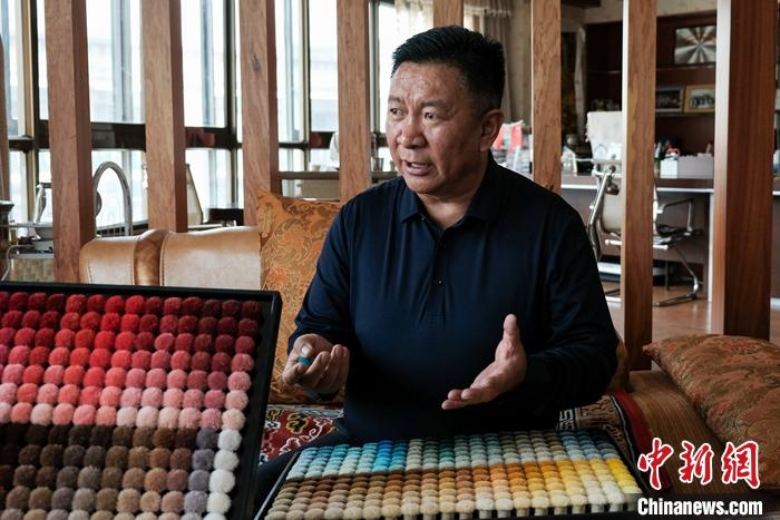 圖為8月4日，次旦展示自己的藏毯標(biāo)準(zhǔn)“色卡”。 <a target='_blank' ><p  align=