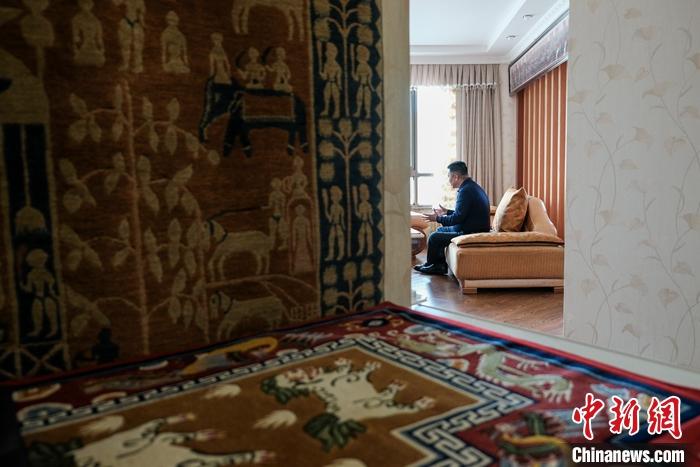 8月4日，次旦在拉薩的公司里懸掛展示的精美藏毯。 <a target='_blank' ><p  align=