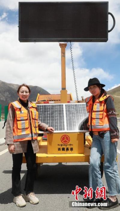 圖為萍措(右)在采訪過程中留影。(資料圖片) <a target='_blank' ><p  align=