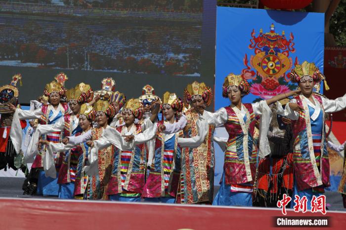 圖為日喀則市一場(chǎng)文藝節(jié)目的藏戲表演(資料圖)。趙朗攝