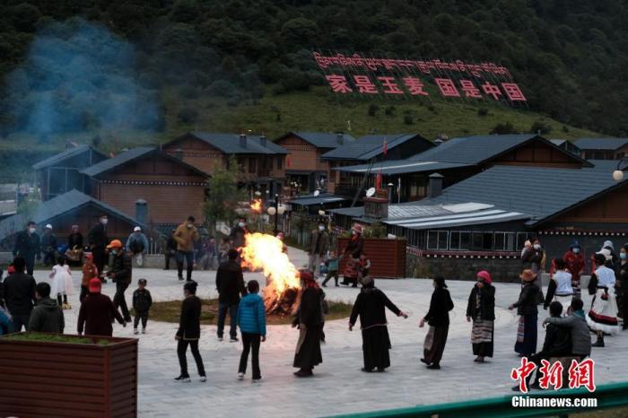 圖為8月5日，玉麥鄉(xiāng)民眾在鄉(xiāng)里跳鍋莊舞，從前的“三人鄉(xiāng)”熱鬧起來(lái)了。 <a target='_blank' ></p><p  align=