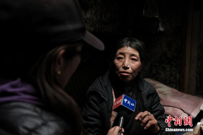 圖為8月6日，卓嘎在牧場(chǎng)小屋內(nèi)接受<a target='_blank' ></p><p  align=